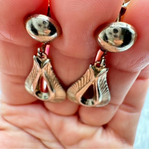 Vintage Long Open Oval Loop Textured Screw Back Earrings Silver Tone Fan Wing - Picture 3 of 7